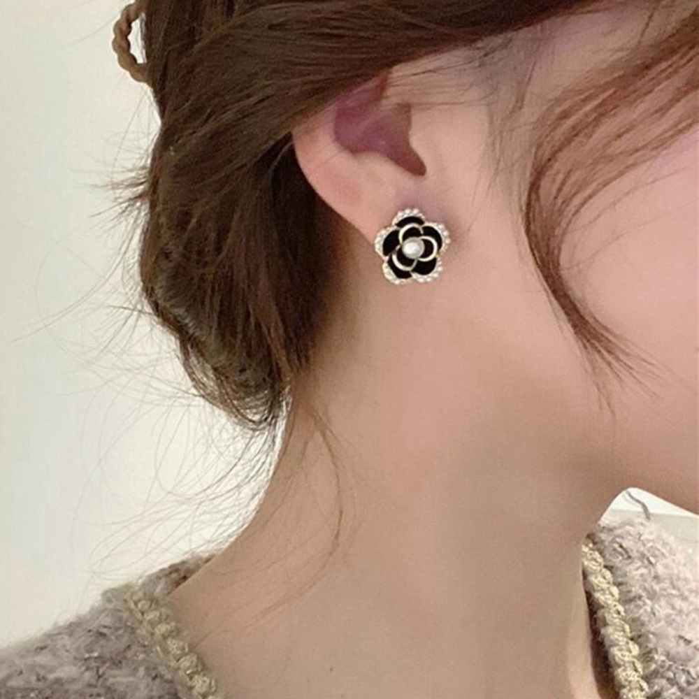 Elegant Black and Gold Floral Earrings - Picture 4 of 4